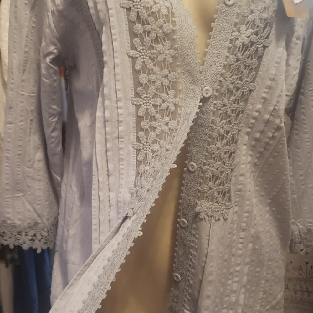 Bohemia Gray Lace Blouse in Size L NWT - Picture 3 of 7